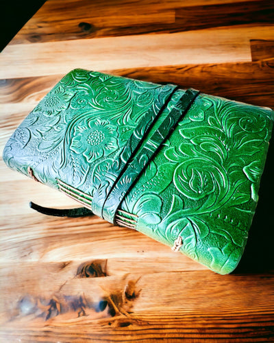 Nahkainen Premium-muistikirja "Luonnon Eleganssi" - 200 sivua, 120g, muistikirja, luonnoslehtiö, 2 väriä valittavana, personointi kaiverruksella