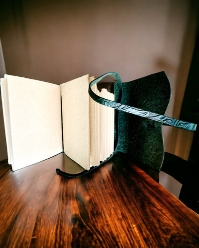 Nahkainen Premium-muistikirja "Luonnon Eleganssi" - 200 sivua, 120g, muistikirja, luonnoslehtiö, 2 väriä valittavana, personointi kaiverruksella