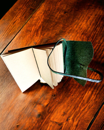 Nahkainen Premium-muistikirja "Luonnon Eleganssi" - 200 sivua, 120g, muistikirja, luonnoslehtiö, 2 väriä valittavana, personointi kaiverruksella