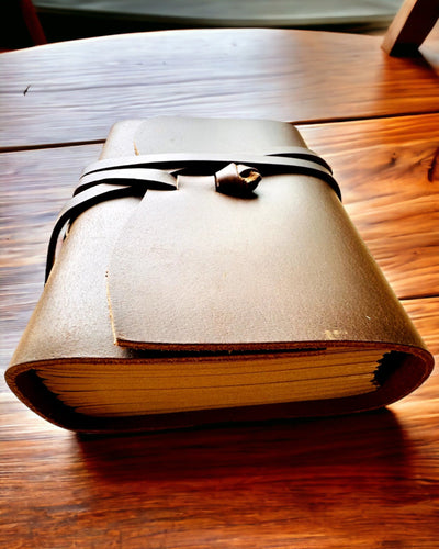 Notatnik Premium "RetroNotes" – Tyylikäs aito nahkamuistikirja - 200 sivua, 120g, muistikirja, luonnoskirja, ruskea väri, personointi kaiverruksella