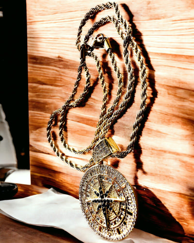 Glamour-tyylinen kompassiriipuksellinen kaulakoru zirkonioilla naisille ja miehille - kultainen väri, kaiverrus