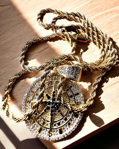 Glamour-tyylinen kompassiriipuksellinen kaulakoru zirkonioilla naisille ja miehille - kultainen väri, kaiverrus