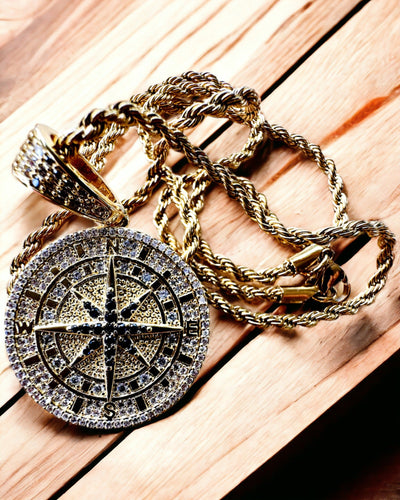 Glamour-tyylinen kompassiriipuksellinen kaulakoru zirkonioilla naisille ja miehille - kultainen väri, kaiverrus