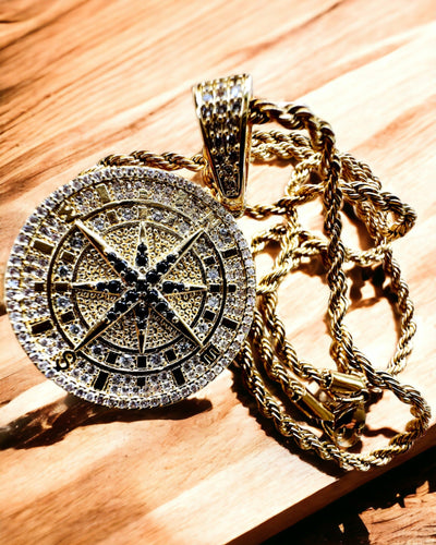 Glamour-tyylinen kompassiriipuksellinen kaulakoru zirkonioilla naisille ja miehille - kultainen väri, kaiverrus