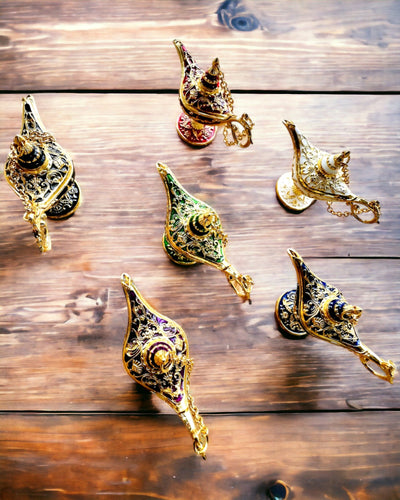 Pieni 4 cm Taianomainen Aladdinin Lamppu, avaimenperä, 6 värivaihtoehtoa - Lumotut Muistot, personointi kaiverruksella