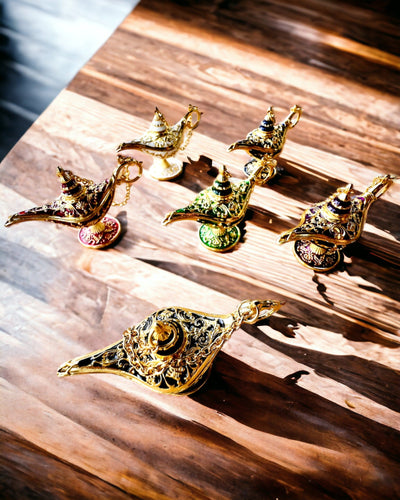 Pieni 4 cm Taianomainen Aladdinin Lamppu, avaimenperä, 6 värivaihtoehtoa - Lumotut Muistot, personointi kaiverruksella