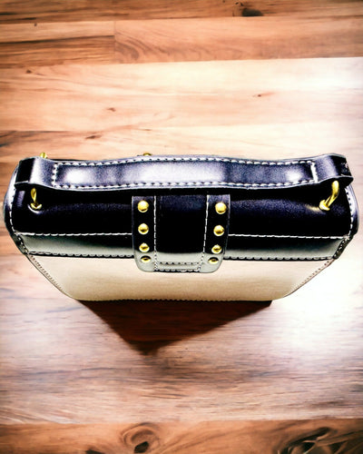 Neliönmuotoinen Vaaleanvioletti Olkalaukku Leijonakuviolla – Tyylikäs Laukku Teksturoitua PU-nahkaa. Personointi kaiverruksella