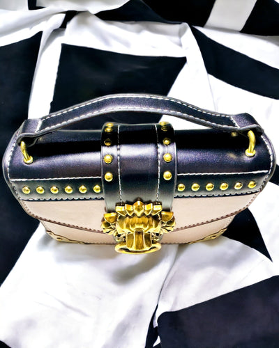 Neliönmuotoinen Vaaleanvioletti Olkalaukku Leijonakuviolla – Tyylikäs Laukku Teksturoitua PU-nahkaa. Personointi kaiverruksella