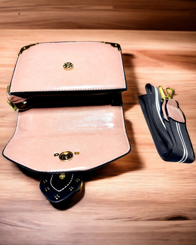 Neliönmuotoinen Vaaleanvioletti Olkalaukku Leijonakuviolla – Tyylikäs Laukku Teksturoitua PU-nahkaa. Personointi kaiverruksella