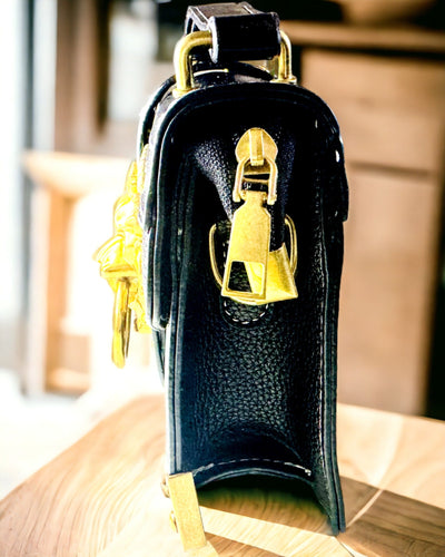 Muodikas Neliönmuotoinen Olkalaukku Leijona-aksentilla - väri musta