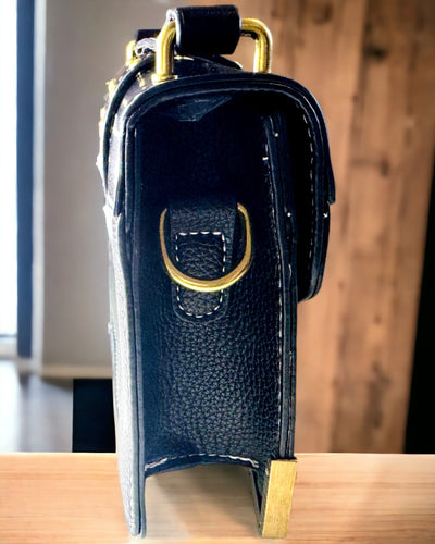 Muodikas Neliönmuotoinen Olkalaukku Leijona-aksentilla - väri musta