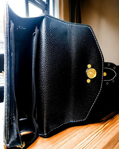 Muodikas Neliönmuotoinen Olkalaukku Leijona-aksentilla - väri musta