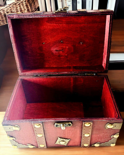 Puiset laatikko 'Pirate's Treasure Chest' – Vintage koru- ja pikkutavaroiden laatikko