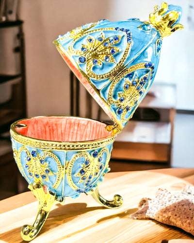 Fabergén Taivaallinen Muna – Emaloitu Korujen Järjestäjä - taivaan sininen väri. Personointi kaiverruksella