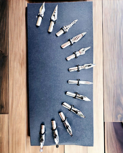 Eksklusiivinen kalligrafiasetti, kastettava mustekynä ja mustesetti, personointi kaiverruksella