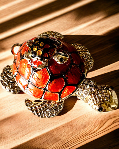 "Kilpikonnaperhe"-rasia - oranssi väri, personointi kaiverruksella