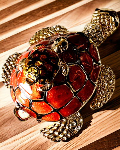 "Kilpikonnaperhe"-rasia - oranssi väri, personointi kaiverruksella