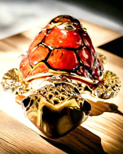 "Kilpikonnaperhe"-rasia - oranssi väri, personointi kaiverruksella