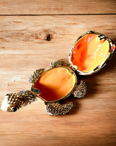 "Kilpikonnaperhe"-rasia - oranssi väri, personointi kaiverruksella