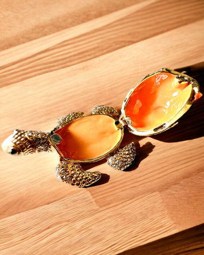 "Kilpikonnaperhe"-rasia - oranssi väri, personointi kaiverruksella