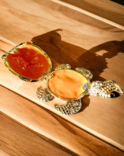 "Kilpikonnaperhe"-rasia - oranssi väri, personointi kaiverruksella