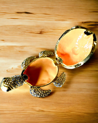 "Kilpikonnaperhe"-rasia - oranssi väri, personointi kaiverruksella