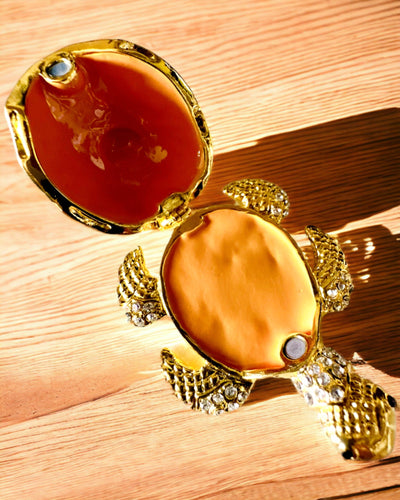 "Kilpikonnaperhe"-rasia - oranssi väri, personointi kaiverruksella