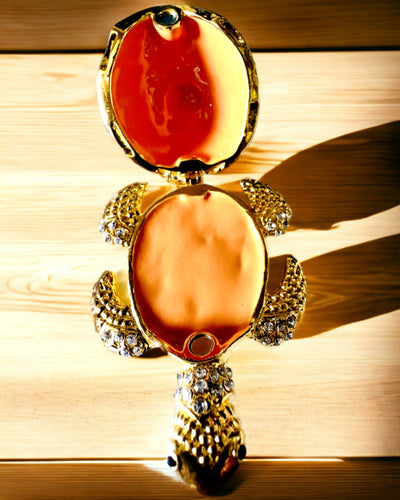 "Kilpikonnaperhe"-rasia - oranssi väri, personointi kaiverruksella