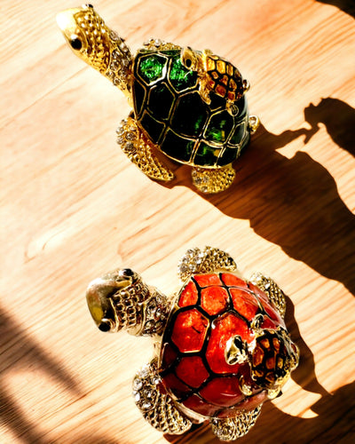 "Kilpikonnaperhe"-rasia - oranssi väri, personointi kaiverruksella