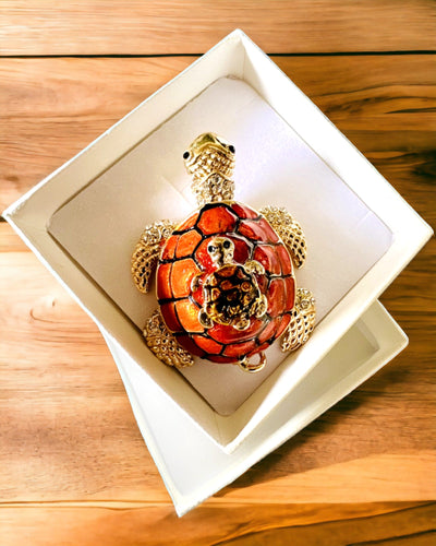 "Kilpikonnaperhe"-rasia - oranssi väri, personointi kaiverruksella