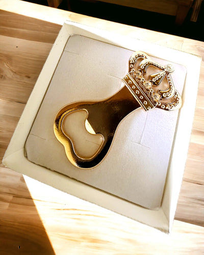 Pullonavaaja Korona Króla - kultainen väri, mahdollisuus personointiin kaiverruksella