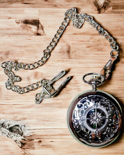 Taskukokoinen Retrotyylinen Hopeanvärinen Kompassi Pitsikuvioinnilla – Tyylikäs ja Käytännöllinen. Kaiverrus