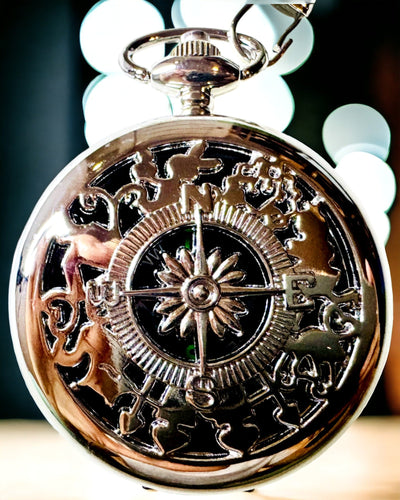 Taskukokoinen Retrotyylinen Hopeanvärinen Kompassi Pitsikuvioinnilla – Tyylikäs ja Käytännöllinen. Kaiverrus