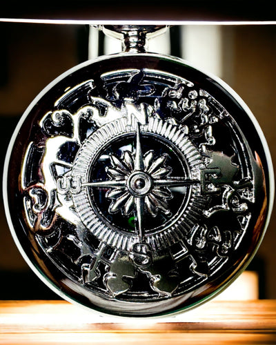 Taskukokoinen Retrotyylinen Hopeanvärinen Kompassi Pitsikuvioinnilla – Tyylikäs ja Käytännöllinen. Kaiverrus