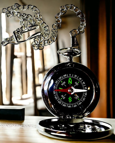 Taskukokoinen Retrotyylinen Hopeanvärinen Kompassi Pitsikuvioinnilla – Tyylikäs ja Käytännöllinen. Kaiverrus