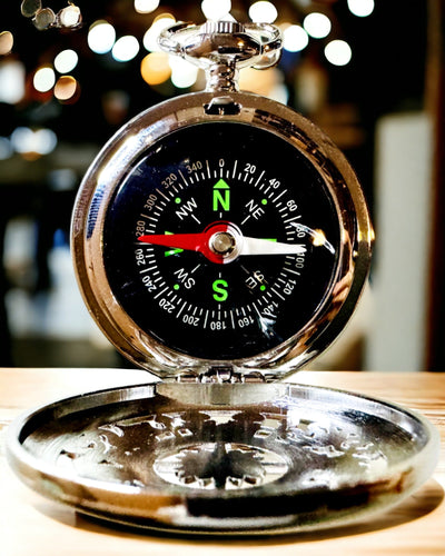 Taskukokoinen Retrotyylinen Hopeanvärinen Kompassi Pitsikuvioinnilla – Tyylikäs ja Käytännöllinen. Kaiverrus