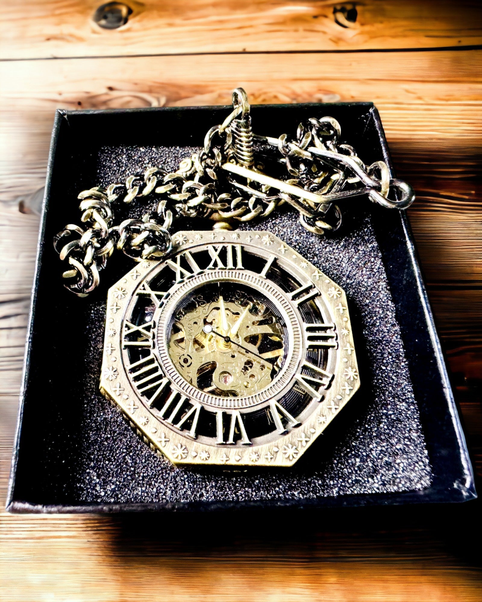 Klassinen kahdeksankulmainen ruskea mekaaninen taskukello steampunk-tyyliin - Ajaton