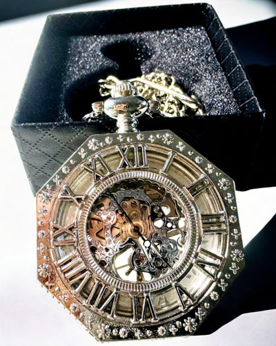 Klassinen hopeanvärinen kahdeksankulmainen mekaaninen taskukello pitsitaululla steampunk-tyyliin