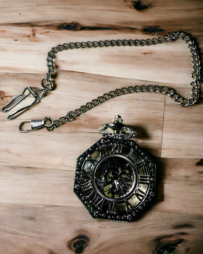 Klassinen hopeanvärinen kahdeksankulmainen mekaaninen taskukello pitsitaululla steampunk-tyyliin