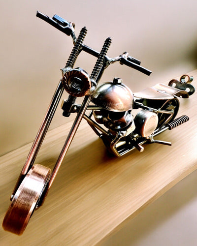 Käsintehty moottoripyörämalli raudasta, Chopper, personointi, kaiverrus lahjaksi