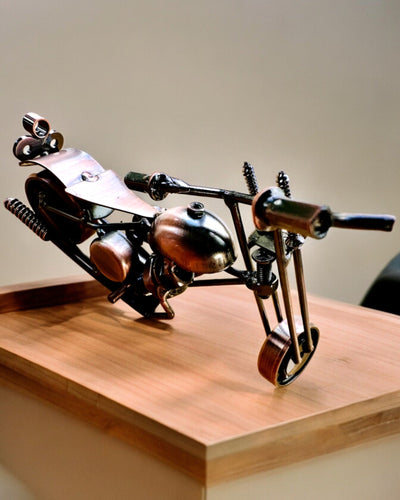 Käsintehty moottoripyörämalli raudasta, Chopper, personointi, kaiverrus lahjaksi