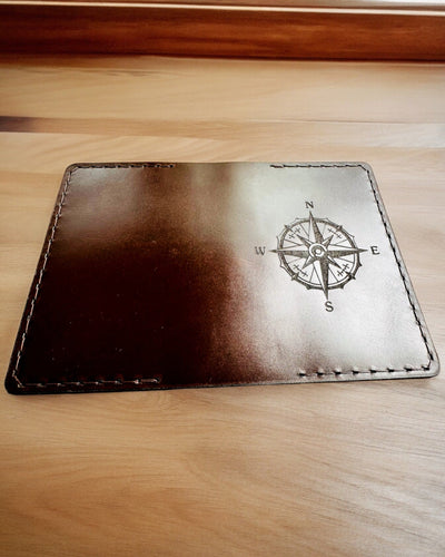 "Matkailijan" kotelo - Nahkainen passikotelo, personointi kaiverruksella - 2 värivaihtoehtoa