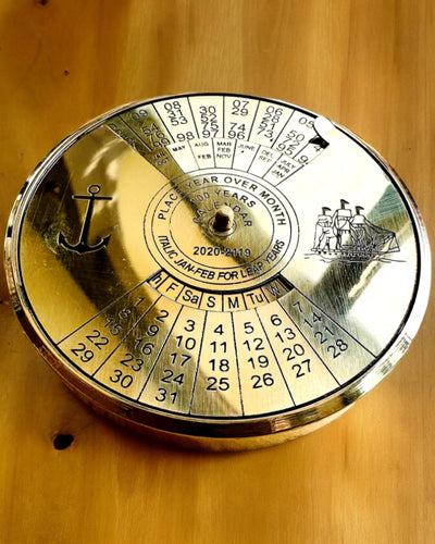 Ikuisuuden Kalendarium Meripurje – Messinkinen 100-vuotiskalenteri - mahdollinen kaiverrus lahjaksi