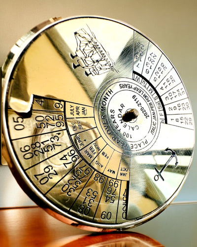 Ikuisuuden Kalendarium Meripurje – Messinkinen 100-vuotiskalenteri - mahdollinen kaiverrus lahjaksi