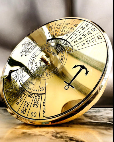 Ikuisuuden Kalendarium Meripurje – Messinkinen 100-vuotiskalenteri - mahdollinen kaiverrus lahjaksi