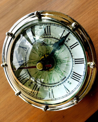 Bailey Compass Clock - Tyylikäs kompassiaiheinen kello kaiverrusmahdollisuudella