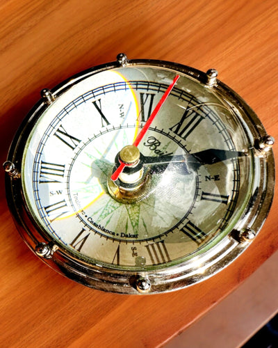 Bailey Compass Clock - Tyylikäs kompassiaiheinen kello kaiverrusmahdollisuudella