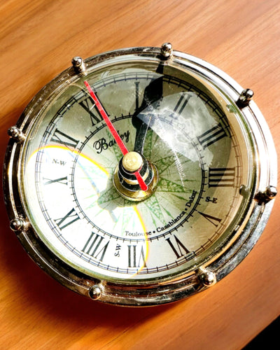 Bailey Compass Clock - Tyylikäs kompassiaiheinen kello kaiverrusmahdollisuudella