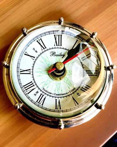 Bailey Compass Clock - Tyylikäs kompassiaiheinen kello kaiverrusmahdollisuudella