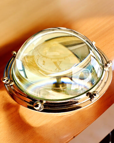 Bailey Compass Clock - Tyylikäs kompassiaiheinen kello kaiverrusmahdollisuudella